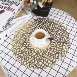 SOEKAVIA Tovaglietta In PVC Antiscivolo, Lavabile, Set Di 6 Tovagliette Eleganti E Resistenti Al Calore Per La Cucina Del Ristorante Golden-Round -Vendite ATMOSPHERA || None || Maxwell & Williams 35821299 3