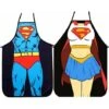 Set Grembiuli Da Cucina - Versione Superman Per Uomo E Donna, Grembiuli Per Coppia 2 Set Grembiuli Da Cucina - Versione Superman Per Uomo E Donna, Grembiuli Per Coppia -Vendite ATMOSPHERA || None || Maxwell & Williams 96203934 1